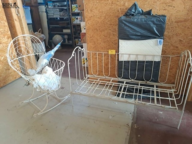 Lot 34 - vintage smeedijzeren kinderbed en wieg crèmekleur - afbeelding 1 van  6