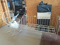 Lot 34 - vintage smeedijzeren kinderbed en wieg crèmekleur - afbeelding 1 van  6
