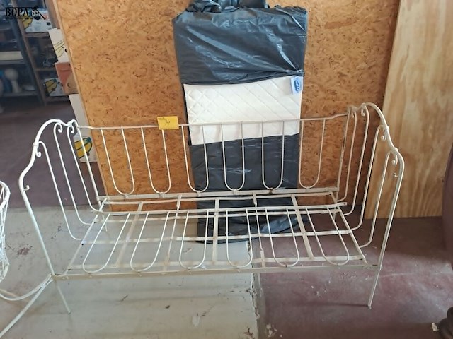 Lot 34 - vintage smeedijzeren kinderbed en wieg crèmekleur - afbeelding 2 van  6