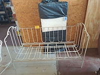 Lot 34 - vintage smeedijzeren kinderbed en wieg crèmekleur - afbeelding 2 van  6