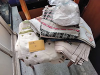 Lot 34 - vintage tafelkleden en geborduurde doeken - afbeelding 1 van  1