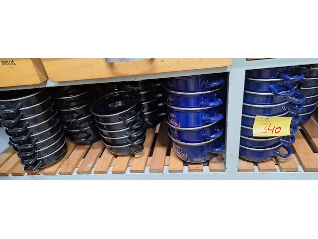 Lot 340 - mosselpotten, sauspotjes en schalen - afbeelding 1 van  2