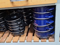 Lot 340 - mosselpotten, sauspotjes en schalen - afbeelding 1 van  2