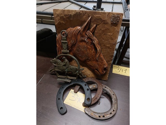 Lot 340 - paarden hoefijzers, beugel en kader - afbeelding 1 van  3