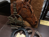 Lot 340 - paarden hoefijzers, beugel en kader - afbeelding 1 van  3