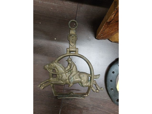 Lot 340 - paarden hoefijzers, beugel en kader - afbeelding 2 van  3