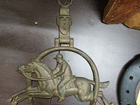 Lot 340 - paarden hoefijzers, beugel en kader - afbeelding 2 van  3
