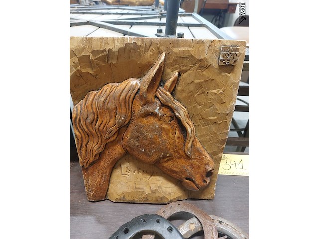 Lot 340 - paarden hoefijzers, beugel en kader - afbeelding 3 van  3