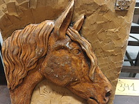 Lot 340 - paarden hoefijzers, beugel en kader - afbeelding 3 van  3