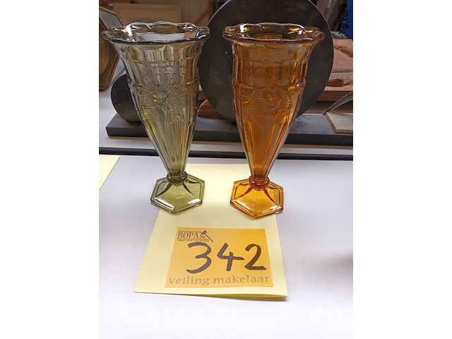 Lot 342 - koppel vaasjes farao - afbeelding 1 van  3