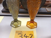 Lot 342 - koppel vaasjes farao - afbeelding 1 van  3