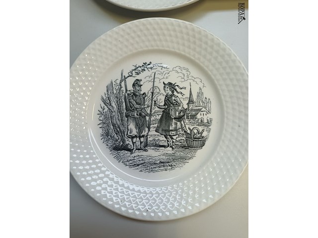 Lot 342 - militaire sierborden. 5 stuks - afbeelding 3 van  7