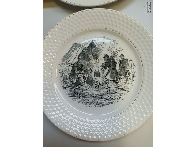 Lot 342 - militaire sierborden. 5 stuks - afbeelding 4 van  7