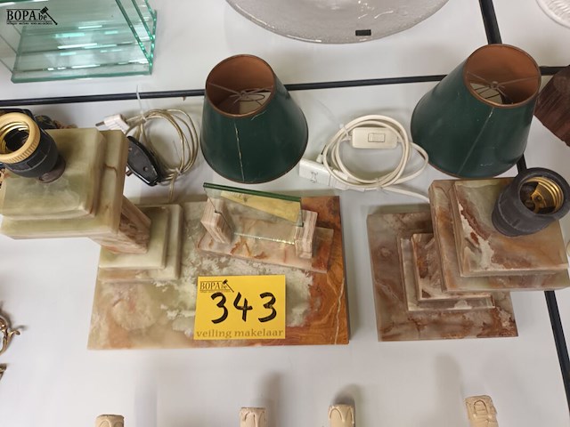 Lot 343 - lampedairs in onyx. 2 stuks - afbeelding 2 van  4