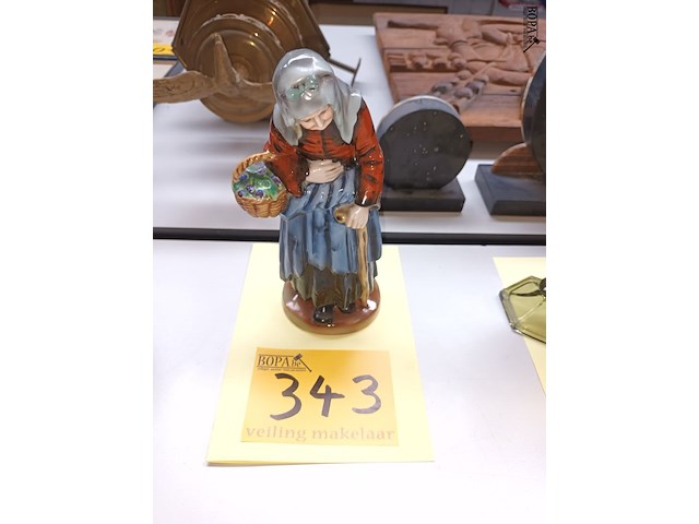 Lot 343 - porseleinen beeld vrouw met mandje - afbeelding 1 van  3