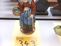 Lot 343 - porseleinen beeld vrouw met mandje - afbeelding 1 van  3