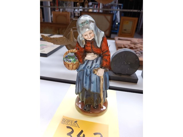 Lot 343 - porseleinen beeld vrouw met mandje - afbeelding 2 van  3