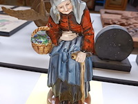 Lot 343 - porseleinen beeld vrouw met mandje - afbeelding 2 van  3