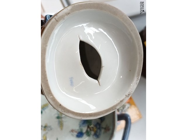 Lot 343 - porseleinen beeld vrouw met mandje - afbeelding 3 van  3