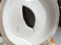 Lot 343 - porseleinen beeld vrouw met mandje - afbeelding 3 van  3