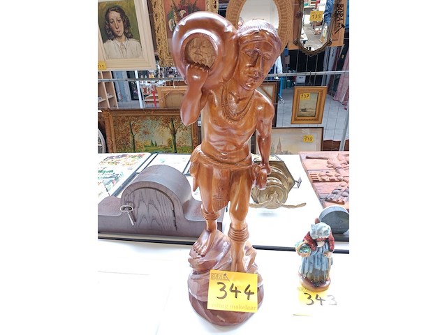 Lot 344 - houten beeld man met kruik - afbeelding 1 van  4