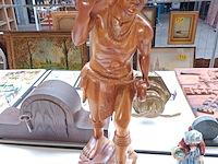 Lot 344 - houten beeld man met kruik - afbeelding 1 van  4