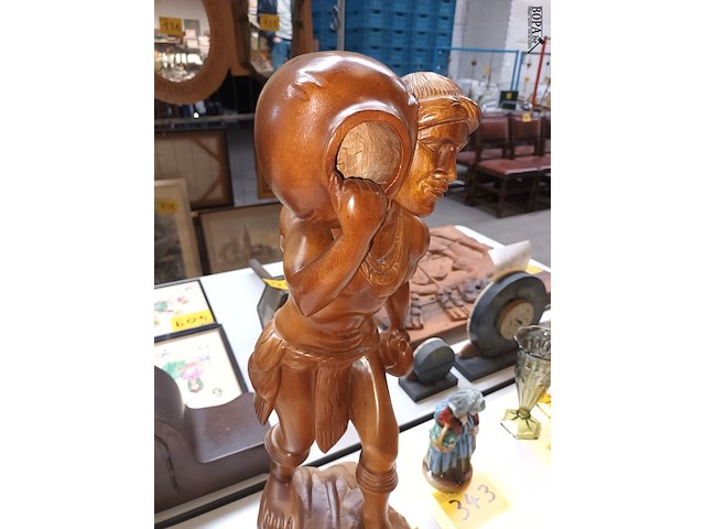 Lot 344 - houten beeld man met kruik - afbeelding 2 van  4