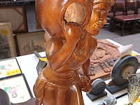 Lot 344 - houten beeld man met kruik - afbeelding 2 van  4