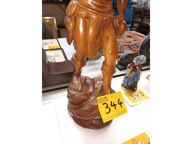 Lot 344 - houten beeld man met kruik - afbeelding 3 van  4
