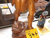 Lot 344 - houten beeld man met kruik - afbeelding 3 van  4