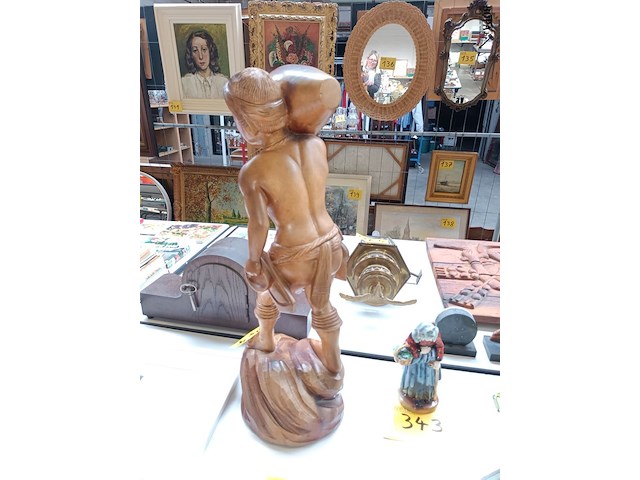 Lot 344 - houten beeld man met kruik - afbeelding 4 van  4