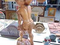 Lot 344 - houten beeld man met kruik - afbeelding 4 van  4