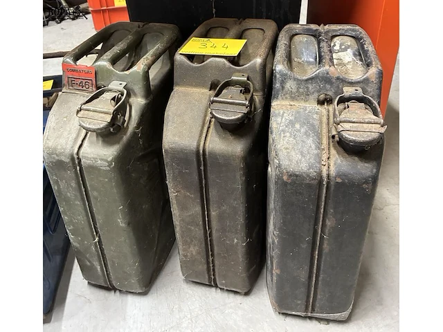 Lot 344 - jerrycans - 3 stuks - afbeelding 1 van  1