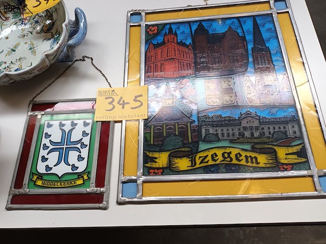 Lot 345 - glas in lood. 2 stuks - afbeelding 1 van  3