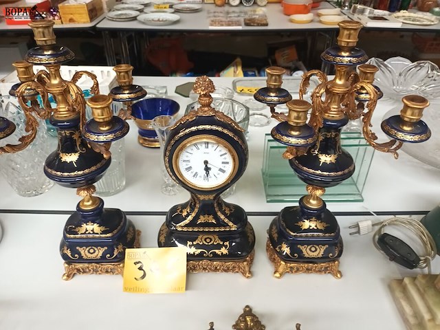 Lot 345 - klokstel cobaltblauw porselein - afbeelding 1 van  5