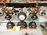 Lot 345 - klokstel cobaltblauw porselein - afbeelding 1 van  5