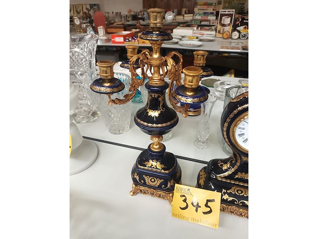 Lot 345 - klokstel cobaltblauw porselein - afbeelding 2 van  5