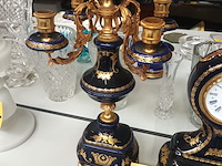 Lot 345 - klokstel cobaltblauw porselein - afbeelding 2 van  5