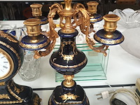 Lot 345 - klokstel cobaltblauw porselein - afbeelding 4 van  5