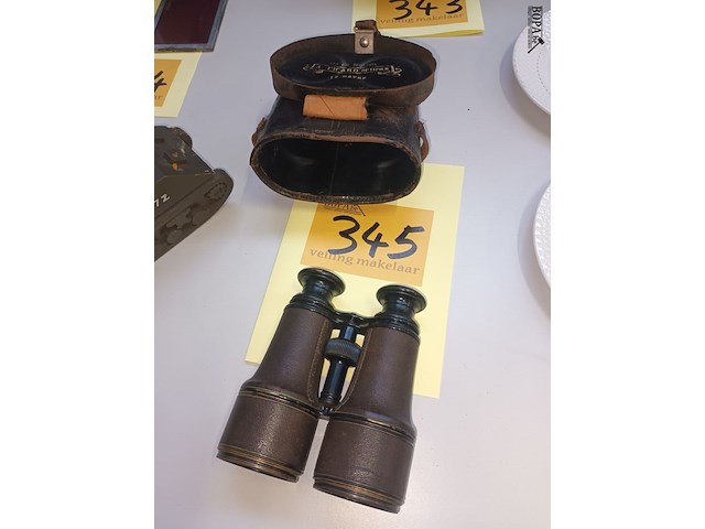 Lot 345 - verrekijker in lederen etui - afbeelding 1 van  5