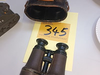 Lot 345 - verrekijker in lederen etui - afbeelding 1 van  5