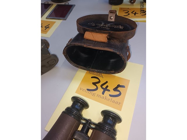 Lot 345 - verrekijker in lederen etui - afbeelding 4 van  5