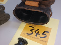 Lot 345 - verrekijker in lederen etui - afbeelding 4 van  5