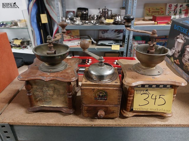 Lot 345 - vintage koffie molens, 3 stuks - afbeelding 1 van  2