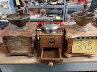 Lot 345 - vintage koffie molens, 3 stuks - afbeelding 2 van  2