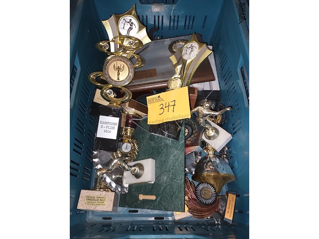 Lot 347 - lot trofeeën - afbeelding 1 van  3