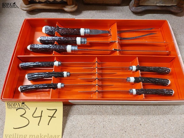 Lot 347 - vintage bestekset met imitaiegewei, 9 stuks - afbeelding 1 van  2