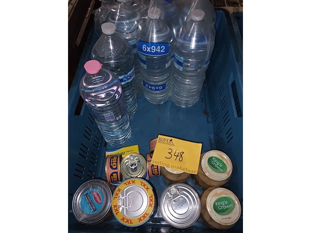 Lot 348 - conserven en waterflessen - afbeelding 1 van  4