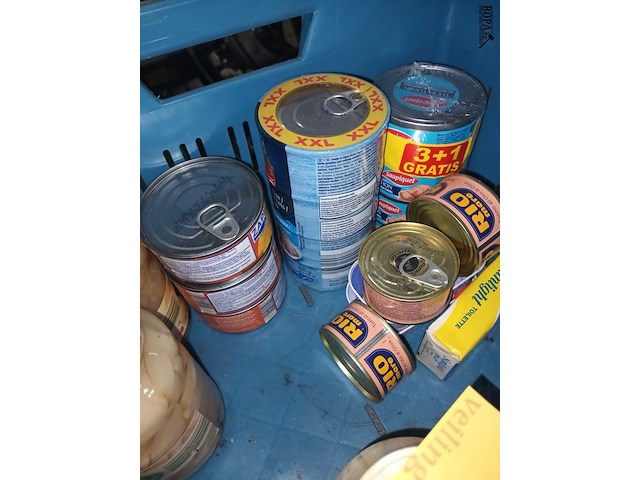 Lot 348 - conserven en waterflessen - afbeelding 4 van  4