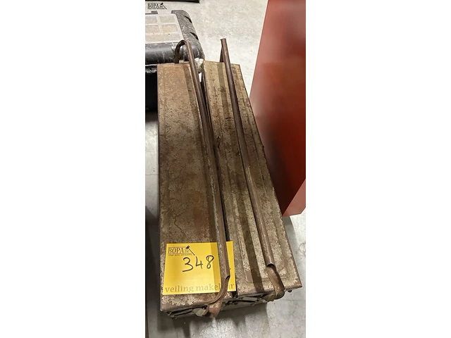 Lot 348 - metalen gereedschapskoffer met inhoud - afbeelding 1 van  3